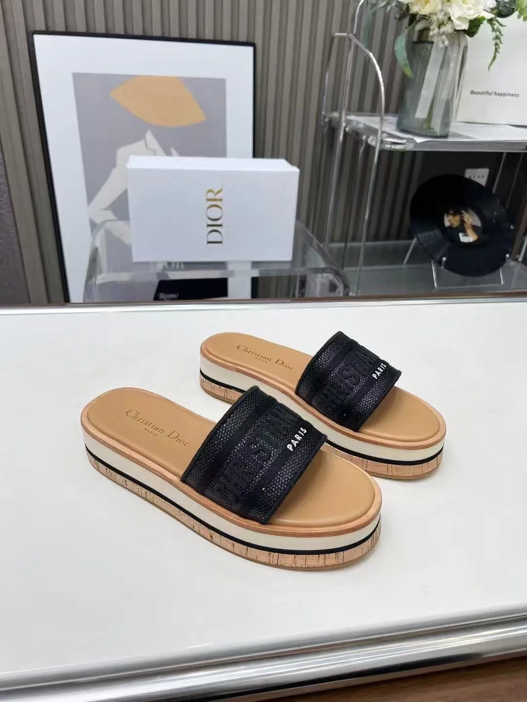 👟👟Ex-factory price 420👟👟 Dior's new spring and summer IVIETA DWAY jelly-colored flat-soled one-slip women's shoes with CD letter logo three-dimensional embroidery thick-soled round-toe open-toe slippers. The original version is developed to be the top version on the market. It feels soft and delicate on the feet and is extremely comfortable. Material: Upper imported raffia electric embroidery high-temperature water-soluble cotton technical fabric + water-dyed cowhide foot pad lining + original consistent combination outsole Outsole: original outsole Size: 35-42 (40.41.42 custom-made, non-refundable and non-exchangeable)